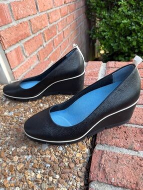 Betabrand Black Onyx Leather Wedge Pumps White Trim All Weather Size 7.5M
